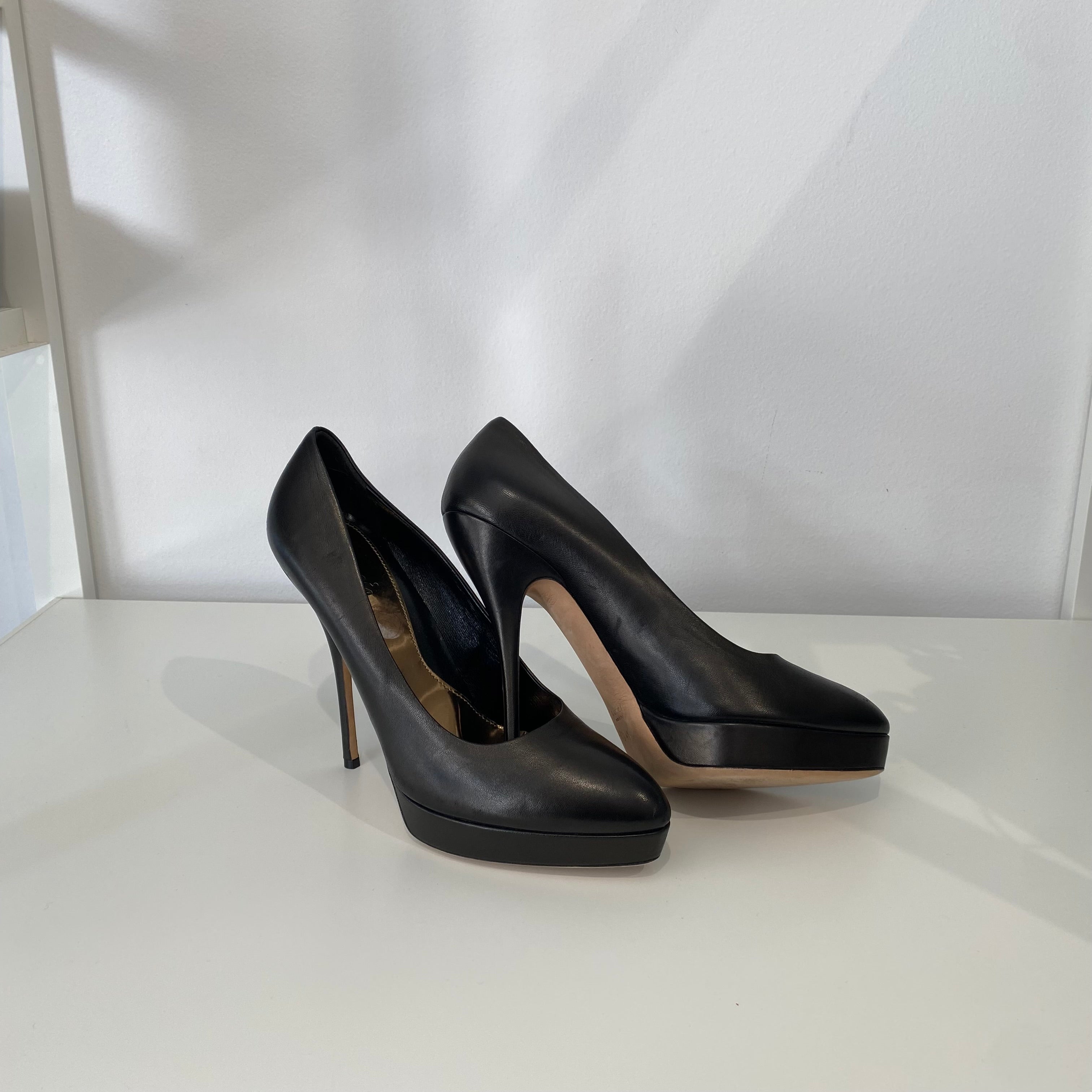 Pre-Loved Gucci Black Gum Meta Leather Pump