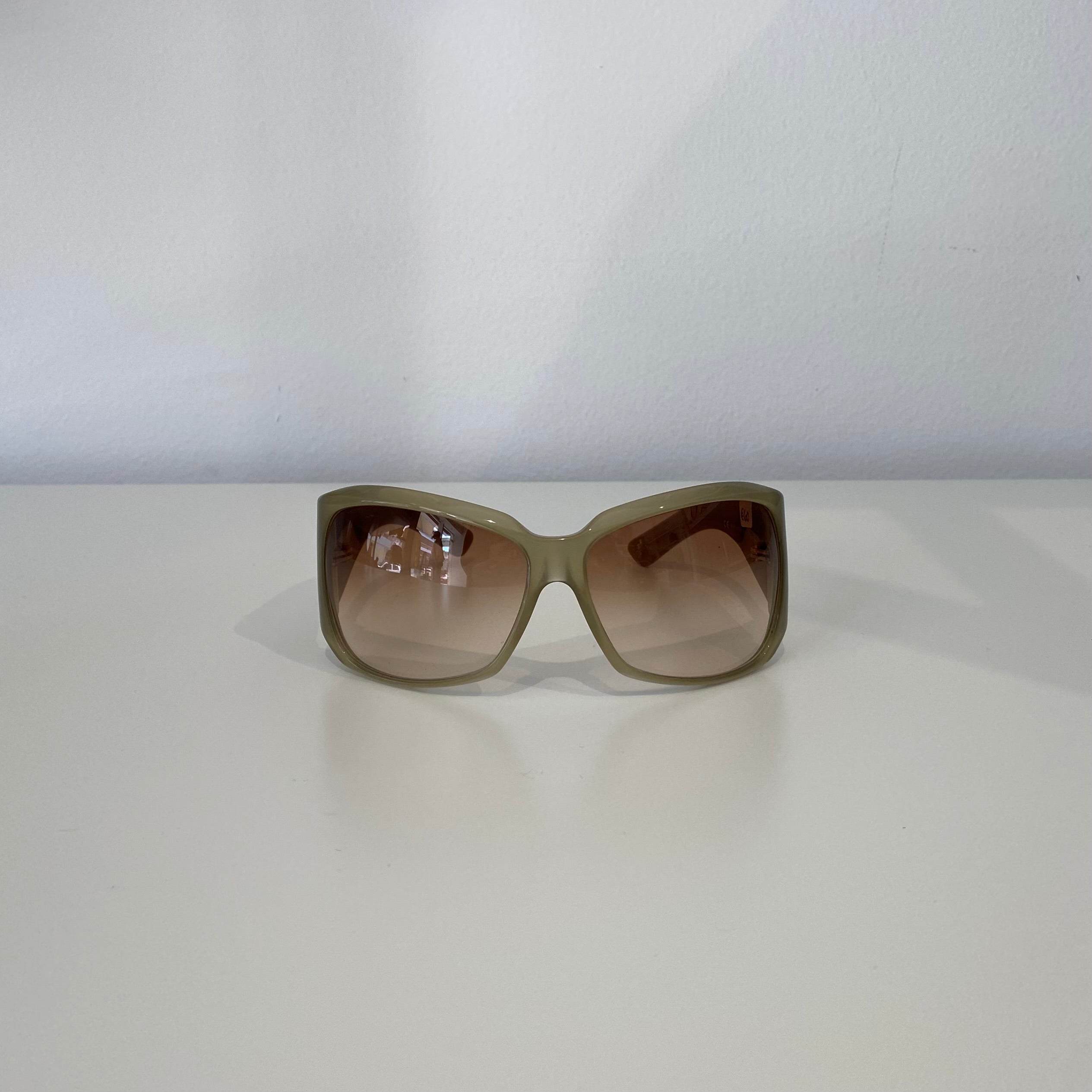 Pre-Loved Gucci Wrap Sunglasses-Oversize Gradient